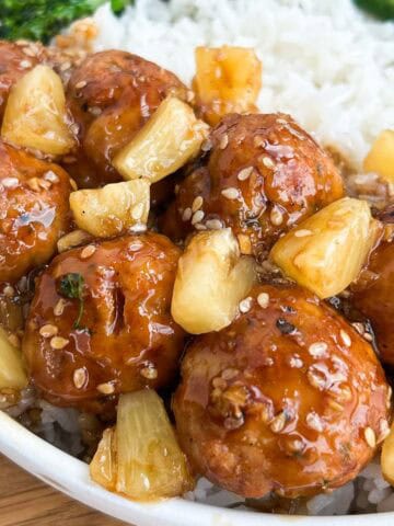 Side profile of the chicken meatballs with pineapples.